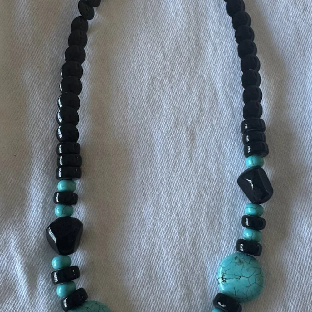 Natural Turquoise & black beaded necklace . NWT